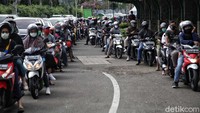 Ratusan pengunjung antre untuk masuk ke kawasan Taman Impian Jaya Ancol, Jakarta Utara, Kamis (29/10).