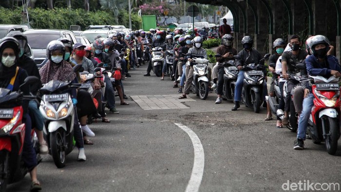 Taman Impian Jaya Ancol, Jakarta, diserbu pengunjung pada libur panjang kali ini. Ratusan kendaraan pengunjung mengantre untuk masuk ke Taman Impian Jaya Ancol.