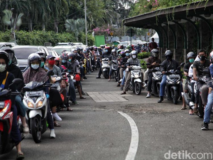 Potret Ratusan Kendaraan Antre di Taman Impian Jaya Ancol