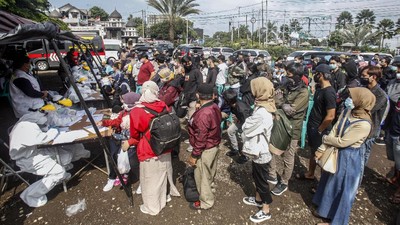 Wisatawan di Puncak Bogor Antre Rapid Test