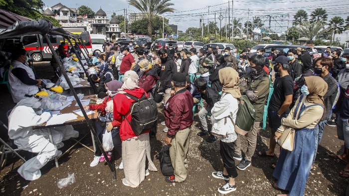 Potret Wisatawan Antre Rapid Test di Puncak Bogor Rapid test dan swab test digelar Satgas COVID-19 Pemkab Bogor kepada wisatawan yang berlibur di kawasan puncak.