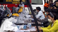 Petugas medis mengambil sampel darah wisatawan saat rapid test di kawasan wisata Puncak, Kabupaten Bogor, Jawa Barat, Kamis (29/10/2020).