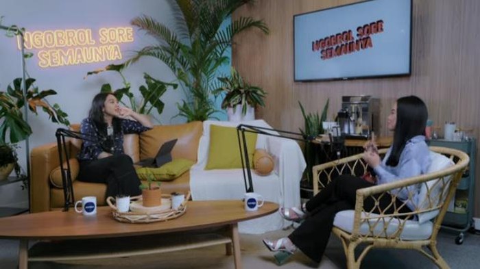 Putri Tanjung berbincang dengan Yura Yunita di program NSS episode 10.