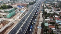 Foto udara sejumlah kendaraan saat tengah melintasi tol Jakarta-Cikampek I dan II, Jatimulya, Kabupaten Bekasi, Jawa barat, Rabu (28/10). Tak sedikit warga Jabodetabek yang mulai berangkat ke luar kota untuk pulang kampung maupun berlibur pada Selasa (27/10) malam maupun Rabu (28/10) kemarin. ANTARA FOTO/ Fakhri Hermansyah.