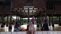 Rumah Si Pitung yang berada di kawasan Marunda, Jakarta Utara, menjadi salah satu destinasi wisata yang cukup populer di Ibu Kota. Terlebih Si Pitung merupakan tokoh legendaris dalam kebudayaan Betawi.