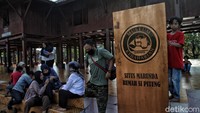 Selain itu, wisatawan yang hendak masuk kawasan wisata pun akan terlebih dahulu diperiksa suhu tubuhnya.