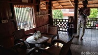 Tampak seorang wisatawan memotret salah satu bagian yang berada di area Rumah Si Pitung.