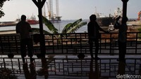 Dari beranda rumah, pengunjung dapat melihat pemandangan laut utara beserta sejumlah kapal lainnya.