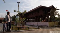 Pengunjung beraktivitas di kawasan Rumah Si Pitung, Jakarta, Kamis (29/10/2020).
