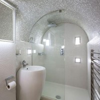 Kamar mandi di dalam rumah ini terletak di bawah tanah dan cukup luas. Selain itu desainnya juga Instagrammable banget. Bagaimana menurutmu? Foto: Carter Jonas