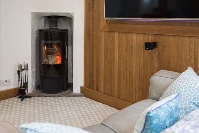 Rumah ini terdiri dari dua lantai dan memiliki ruang bawah tanah. Selain itu juga terdapat ruang makan, dapur, kamar tidur serta kamar mandi. Foto: Carter Jonas