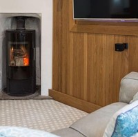 Rumah ini terdiri dari dua lantai dan memiliki ruang bawah tanah. Selain itu juga terdapat ruang makan, dapur, kamar tidur serta kamar mandi. Foto: Carter Jonas