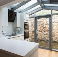 Properti unik ini adalah salah satu dari dua pos jaga yang dibangun di pintu masuk ke Grimston Park. Walaupun hanya memiliki satu kamar tidur, tetapi bagian dalam rumah terlihat cukup luas serta nyaman. Foto: Carter Jonas