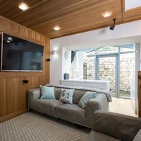 Jika dilihat dari luar rumah ini terlihat sangat kecil dan kumuh. Tapi sebenarnya bagian dalamnya cukup nyaman dan luas. Kamu sendiri mungkin tidak akan menyangka sebelumnya. Foto: Carter Jonas