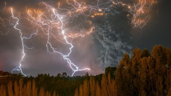 Runner-up kategori The Beauty of Nature diraihh Francisco Negroni yang memapilkan badai dahsyat selama letusan dahsyat Cordon Caulle di Chili. Foto: Siena International Photo Awards