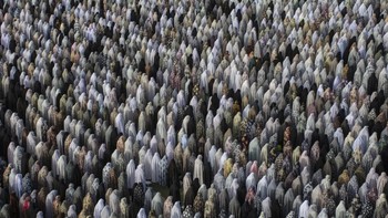 Jawara kategori Journeys and Adventures diraih Amirmahdi Najafloo Shahpar yang menampikan perempuan muslim yang tengah salat Idul Fitri di Hamedan, Iran. Foto: Siena International Photo Awards