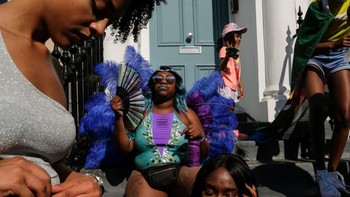 Jawara kategori Street Photography diraih Olesia Kim yang menampilkan keriuhan karbawal di Notting Hill di London. Foto: Siena International Photo Awards