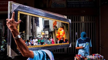 Runner-up kategori Street Photography diraih Michael Kowalczyk yang menampilkan Seorang pria membawa cermin besar baru di bahunya di sepanjang jalan di Medellin, Kolombia. Foto: Siena International Photo Awards