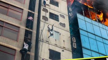 Jawara kategori Documentary & Photojurnalism diraih oleh Mohammad Sazid Hossain yang mengabadikan kebakaran gedung 22 lantai di Dhaka. Foto: Siena International Photo Awards