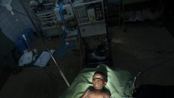 Runner-up kategori Documentary & Photojurnalism diraih Paula Bronstein yang menampilkan bocah 3 tahun bernama Bilati yang menjadi korban pemerkosaan remaja. Foto: Siena International Photo Awards
