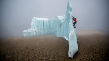 Runner-up kategori Sport in Action diraih Christian Pondella yang menampilkan pemanjat es profesional Will Gadd mendaki di atas sisa es glasial di kawah Gunung Kilimanjaro. Foto: Siena International Photo Awards