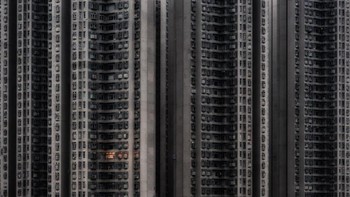 Jawara kategori Architecture & Urban Spaces diriah oleh Attila Balogh yang menampilkan satu jendela apartemen yang menyala di distrik Tsing Yi, daerah padat penduduk di Hong Kong, tepat sebelum matahari terbenam. Foto: Siena International Photo Awards
