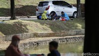 Mereka datang bersama keluarga.