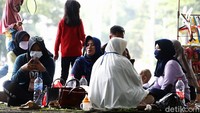 Sejumlah warga berlibur di  Taman Mini Indonesia Indah (TMII), Jakarta, Kamis (29/10).