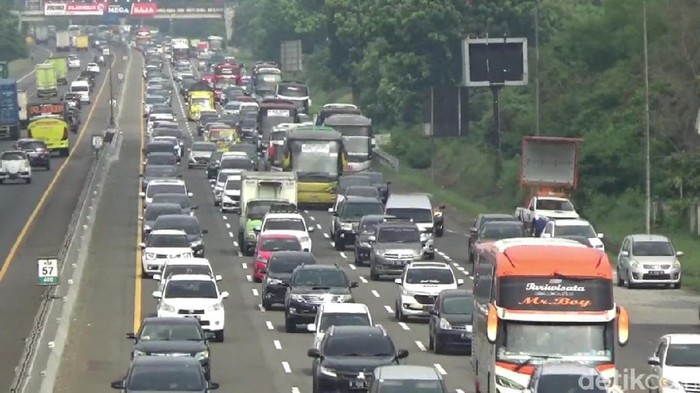 Tol Cikampek padat di hari kedua libur cuti bersama.