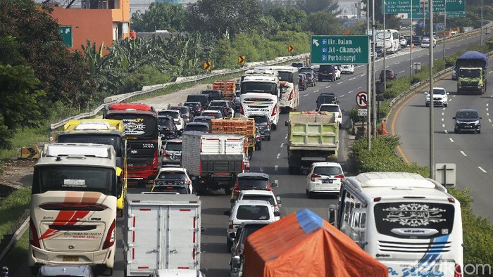 Tol JORR Arah Cikampek Pagi Ini Macet Parah Hari libur nasional peringatan Maulid Nabi dan Cuti Bersama dimanfaatkan orang-orang untuk berlibur di tengah pandemi. Kemacetan terlihat di Tol JORR arah Cikampek pagi ini.