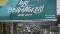 Volume kendaraan menuju tol Cikampek terpantau sangat padat pagi ini. Berbeda dengan jalur sisi sebelahnya yang menuju ke arah Pondok Indah.