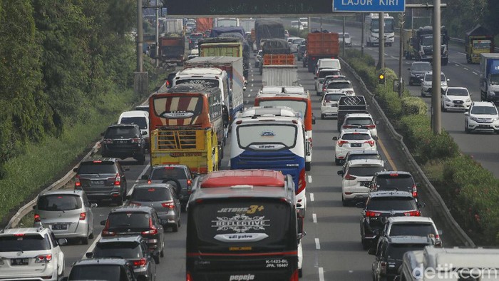 Hari libur nasional peringatan Maulid Nabi dan Cuti Bersama dimanfaatkan orang-orang untuk berlibur di tengah pandemi. Kemacetan terlihat di Tol JORR arah Cikampek pagi ini.