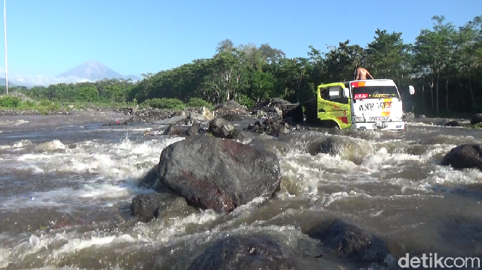 Truk Terseret Banjir Lahar Gunung Semeru di Lumajang