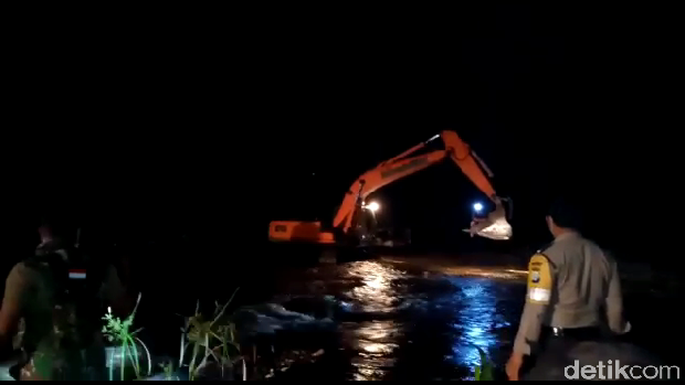 Truk Terseret Banjir Lahar Gunung Semeru di Lumajang