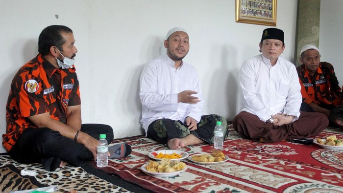 Wakaf Al-Quran di Hari Sumpah Pemuda Ketua MPC Pemuda Pancasila Jakarta Selatan Yedidiah SoerjosumarnoΒ menyerahkan Alquran kepada Pimpinan Yayasan Pondok Pesantren Daar Hummahatil Mukminin Jakarta Habib Hamid bin Ja'far Alqodri saat acara penyaluran Wakaf Alquran di Jakarta, Rabu (28/10/2020). Memperingati HUT ke-61 Organisasi Masyarakat Pemuda Pancasila (PP), puluhan pengurus Majelis Pimpinan Cabang (MPC) Jakarta Selatan, melaksanakan program wakaf 500 Al Quran ke sejumlah pondok pesantren.