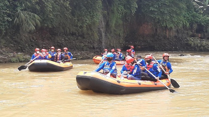 Wali Kota Bogor Bima Arya menyusuri Sungai Ciliwung.