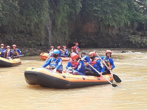 Cegah Bencana, Bima Arya Susur Sungai Ciliwung Punguti Sampah