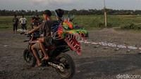 Kegiatan menerbangkan layang-layang itu diketahui telah ada sejak 5 bulan lalu.