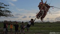 Layang-layang sepanjang 75 meter tersebut mampu mengangkat manusia ke udara.