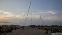 Kegiatan menerbangkan layang-layang tersebut dilakukan pada saat sore hari.