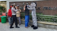Satlantas Polres Gresik yang melakukan sosialisasi protokol kesehatan di sejumlah tempat wisata di Kabupaten Gresik, mulai di tempat wisata religi makam Maulana Malik Ibrahim dan Sunan Giri serta di tempat wisata alam Setigi yang berada di Sekapuk, Ujung Pangkah. Foto: dok. Satlantas Gresik