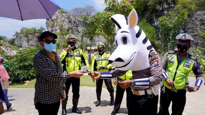 Yang Lucu dan Unik dari Kampanye Protokol Kesehatan di Gresik Kabupaten Gresik masih berada di Zona Kuning penyebaran COVID-19. Untuk itu kampanye penerapan protokol kesehatan pun terus gencar dilakukan.