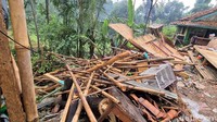 43 diantaranya masuk kategori rusak berat atau sangat parah sisanya masuk kategori rusak sedang dan ringan. Upaya pemberian bantuan masih terus dilakukan termasuk dukungan dari para relawan sosial yang berdatangan tidak lama setelah kejadian.
