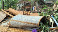 Peristiwa terjadi pada saat menjelang sore hari, awalnya ada gumpalan angin kecil tersapu ke atas, kemudian angin tersebut malah semakin besar dan terjadilah angin puting beliung yang menghancurkan rumah warga.