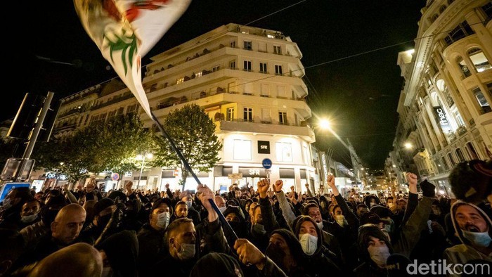 Aksi Simpatik Warga Paris di Gereja Notre Dame Ratusan warga Paris Perancis mendatangi Gereja Notre Dame, aksi simpatik ini di jaga ketat polisi. Kamis (29/10/2020).