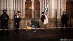 Aksi Simpatik Warga Paris di Gereja Notre Dame