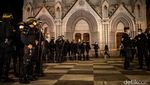 Aksi Simpatik Warga Paris di Gereja Notre Dame