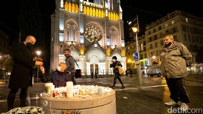 Aksi Simpatik Warga Paris di Gereja Notre Dame