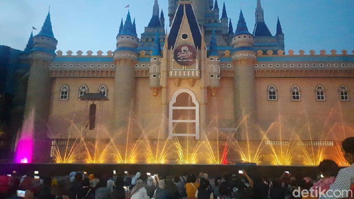 Atlantis Land Surabaya sudah membatasi pengunjung hingga 50 persen. Namun jumlah pengunjung saat ini baru mencapai 10 persen dari kondisi normal sebelum pandemi COVID-19.