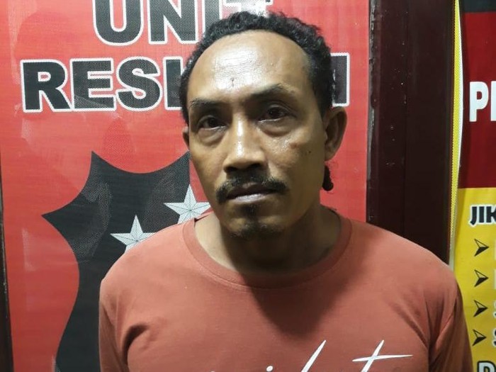 Ayah di Samarinda, MS (44) yang tega mencabuli anak tirinya kini ditahan di Polsek Samarinda Seberang.